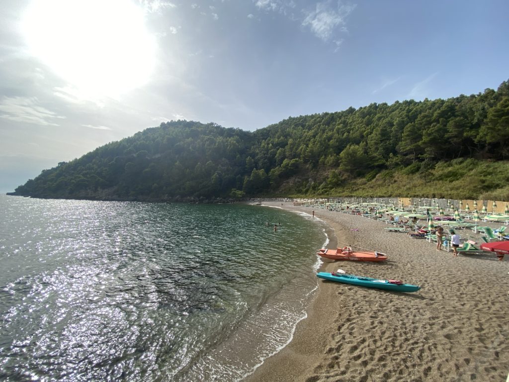 Una vista verso il Monte di Gianola della Spiaggia dei Sassolini a Scauri