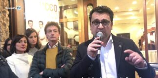 Il taglio del nastro “al ralenti” della sede elettorale di Francesco Rucco candidato sindaco civico di centro destra