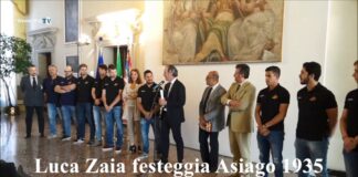 Luca Zaia festeggia l’Asiago Hockey 1935, campione in carica della Alps Hockey League