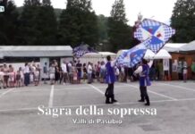 Alla Sagra della Sopressa di Valli del Pasubio il gruppo Musici e Sbandieratori Alfieri della Regina di Piovene Rocchette