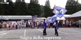 Alla Sagra della Sopressa di Valli del Pasubio il gruppo Musici e Sbandieratori Alfieri della Regina di Piovene Rocchette