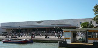 Gondoliere Lino di Venezia regala tragitto a ragazza disabile in difficoltà