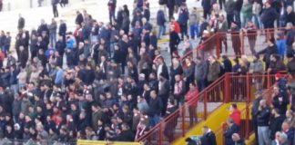 All’urlo di “galera” contro chi ha affossato il Vicenza Calcio i tifosi incitano ancora i giocatori biancorossi. La procura intanto ha chiesto il fallimento del club