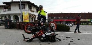Thiene, un motociclista 18enne urta auto e finisce in ospedale con un mignolo fratturato