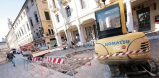 Cedimento pavimentazione tra piazza Biade e contra’ Santa Barbara, bus deviati e fermata sospesa