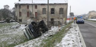 Sarcedo, si ribalta un autocarro