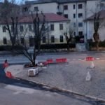 Botti tra auto e aiuole misteriosamente sparite all’incrocio tra Via Vico e Via Pagliarino