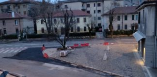 Botti tra auto e aiuole misteriosamente sparite all’incrocio tra Via Vico e Via Pagliarino