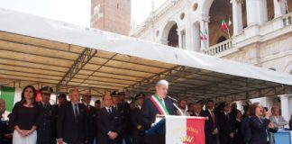 25 aprile in piazza dei Signori, il saluto del sindaco di Vicenza Achille Variati e l’orazione ufficiale di Francesco Binotto, presidente dell’associazione Volontari della Libertà