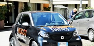 La Smart elettrica di “Rucco sindaco” blocca la colonnina di ricarica, un lettore protesta, lui si scusa per il suo staff