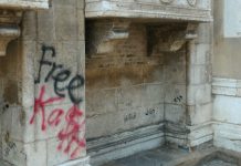 Il tempio di San Lorenzo da mesi ancora con la scritta vandalica