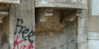 Il tempio di San Lorenzo da mesi ancora con la scritta vandalica