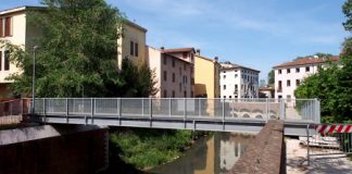 Area di sosta in contrà Barche a Vicenza: inizia bene con Schneck e finisce con una toppa di Variati alla passerella