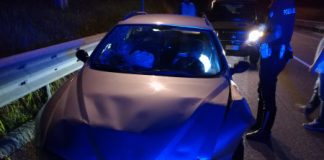 Thiene, ubriaco e senza una gomma sperona l’auto della polizia locale