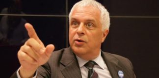 Semaforo di viale Dal Verme, via le lanterne sospese. Possibili rallentamenti