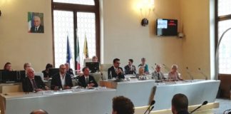 Primo consiglio comunale con Rucco: ancora critiche sui post fascisti su FB e nomina di Valerio Sorrentino come Presidente