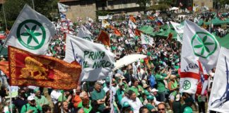 Magliette rosse al cimitero, Erik Pretto dal Parlamento: “inaccettabile”