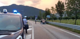 Schio, ventenne perde il controllo dell’auto che si ribalta