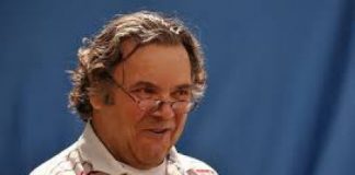 “Il Giardino di Alice”, ultimo appuntamento con Pino Costalunga il 5 agosto al Giardino Salvi con “Favole a vela, racconti a remi”