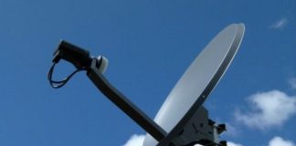 Profughi vogliono Sky? Lega e Forza Nuova: “tornate in Africa”