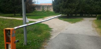 Parcheggio abusivo a San Rocco, dopo la chiusura danneggiata la sbarra