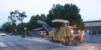 Via Fratelli Bandiera, ieri sera la demolizione del primo di una decina di dossi che intralciano i mezzi di soccorso