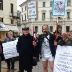 Già sodomizzati da BPVi e Veneto Banca sono ora i giallo verdi ad abusare dei loro soci risparmiatori: che sono divisi e meno delle platee della flat tax e del reddito di cittadinanza