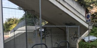 Recinto metallico anti-stazionamento notturno sotto il cavalcavia di via Lussemburgo: bene, ma è questa la soluzione?
