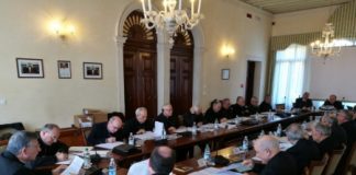 Riunione dei Vescovi del Triveneto: futuro delle parrocchie, calo vocazioni e fedeli, Caritas e questione migranti