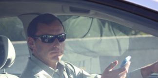 Assicurazioni e uso del cellulare in auto: attenzione alle regole e sanzioni