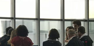 La dipendente Cristina Gallio: “ex direttore Poste di Vicenza mi ha slacciato il reggiseno”. L’accusato Vincenzo Vozzolo si proclama innocente e vince il 1° round: il giudice Ivana Morandin condanna il GdV per diffamazione