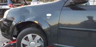 Schio, motociclista ferito dopo essere finito sotto un’auto