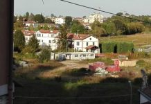 Un centinaio di residenti protesta davanti al tribunale: “basta cemento a Borgo Berga”. Asproso: “inchiesta non si è ancora conclusa”