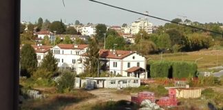 Un centinaio di residenti protesta davanti al tribunale: “basta cemento a Borgo Berga”. Asproso: “inchiesta non si è ancora conclusa”