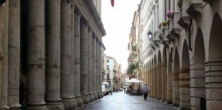 Turista preso a calci in corso Palladio