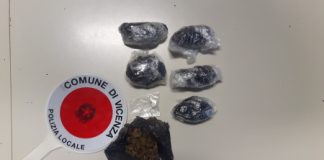 Campo Marzo, il cane antidroga recupera eroina e marijuana tra i cespugli. Il sindaco Rucco: “bravo Buddy!”