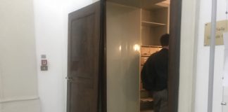 Da sala Gialla a sala Collese, ma nessuno ripara la porta all’opposizione… ?in barca?