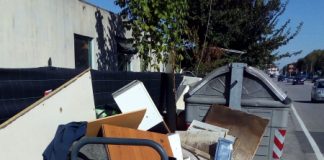 Discarica di rifiuti davanti al campo Rom e Sinti a Vicenza. Andrea Maroso: “Aim costretta a intervenire ogni due giorni”