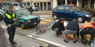 Anziana in bici “centrata” da un’auto sul passaggio ciclabile vicino a Questura di Vicenza