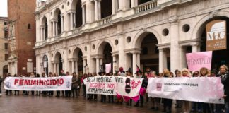 #FermiamoPillon, centinaia di donne e uomini a Vicenza: “sulle nostre vite decidiamo noi” e ?fermiamo Pillon?