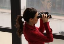 Investigatrice privata scova scarpe da ginnastica e intimo sotto il giaccone di un 25enne in un supermercato