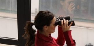 Investigatrice privata scova scarpe da ginnastica e intimo sotto il giaccone di un 25enne in un supermercato