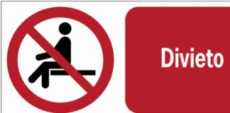 Divieto di sedersi davanti a palazzo Chiericati: dodici cartelli (da 915 euro in totale) in arrivo da Comune e Aim Amcps