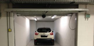 Donna di 46 anni aggredita nel garage di casa da una coppia: reagisce e li fa scappare