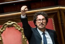 Toninelli esulta con il pugno chiuso in Parlamento, Caretta (FdI): “risolleverà le sorti della sinistra”