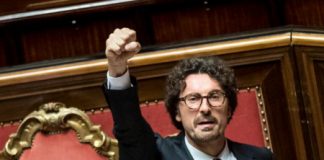 Toninelli esulta con il pugno chiuso in Parlamento, Caretta (FdI): “risolleverà le sorti della sinistra”