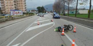 Zanè, un’auto tampona un motorino guidato da una donna 80enne, che cade rovinosamente sull’asfalto
