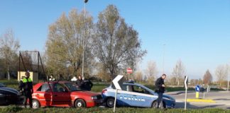 Folle corsa pomeridiana in auto di un ubriaco: polizia e vigili lo inseguono per 5 Km, poi si barrica nell’abitacolo ma viene arrestato