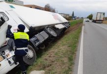 A Sandrigo un camion finisce in una roggia