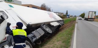 A Sandrigo un camion finisce in una roggia